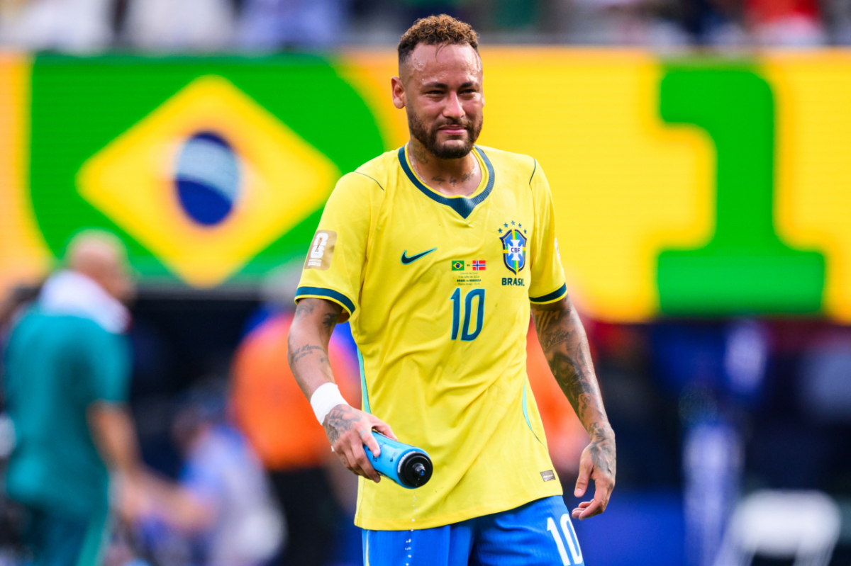브라질 축구 국가대표팀 네이마르가 노르웨이와의 2026 FIFA 북중미 월드컵 16강전 패배로 탈락한 뒤 눈물을 흘리고 있다. /로이터=뉴스1
