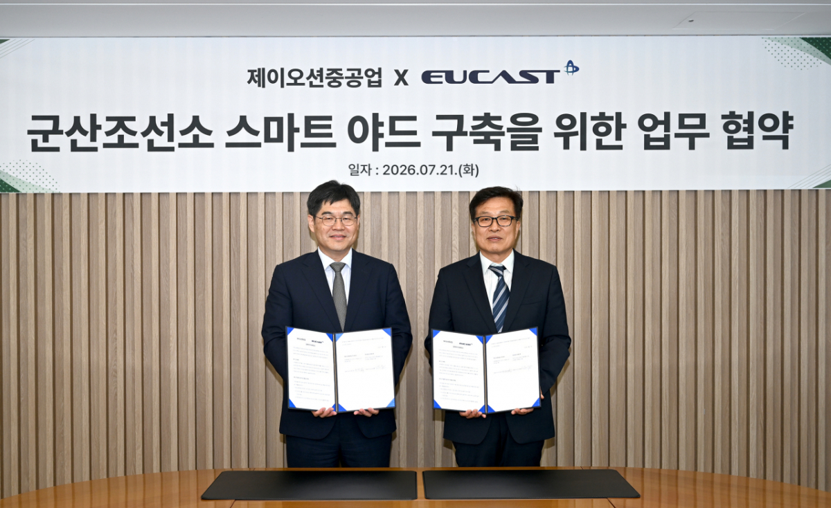 하화정 제이오션중공업 대표(오른쪽)와 김재형 유캐스트 대표가 업무협약을 하고 있다./사진제공=제이오션중공업