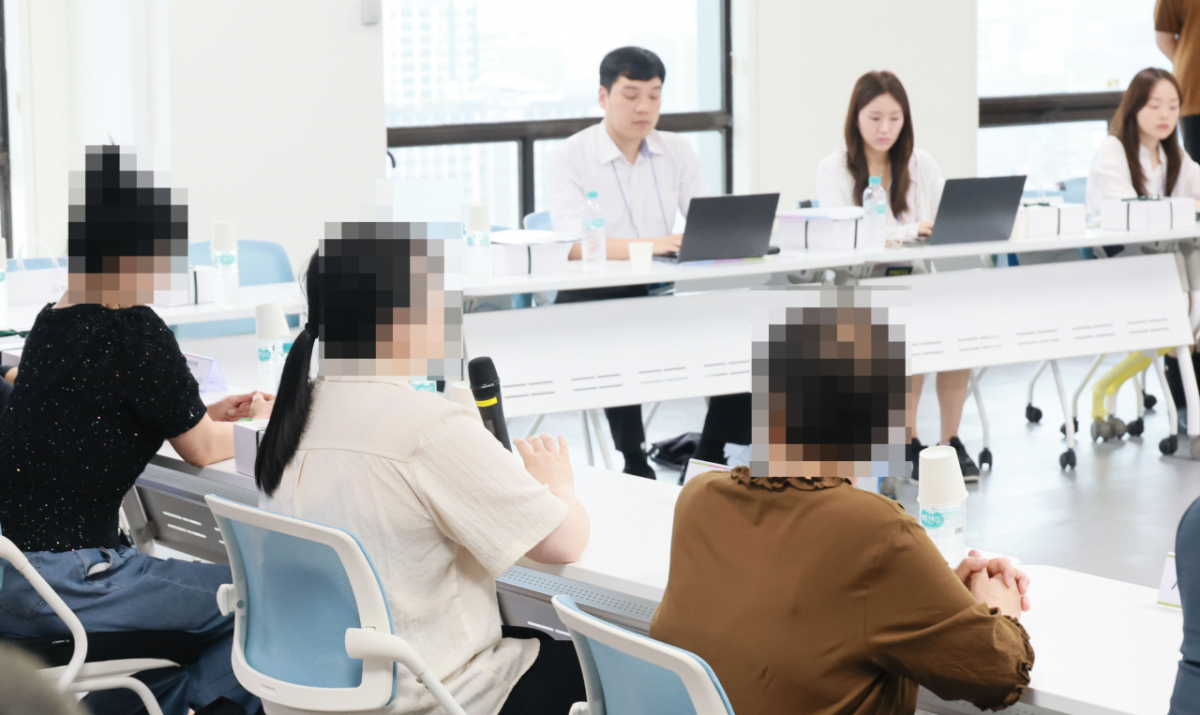 양육비이행관리원(이행원)은 21일 오전 서울 중구 남산스퀘어빌딩에서 양육비 선지급제 시행 1주년을 맞아 제도 성과를 소개하는 프레스투어를 진행했다. 선지급제를 이용 중인 양육자 3명이 발언하고 있다./사진제공=성평등가족부