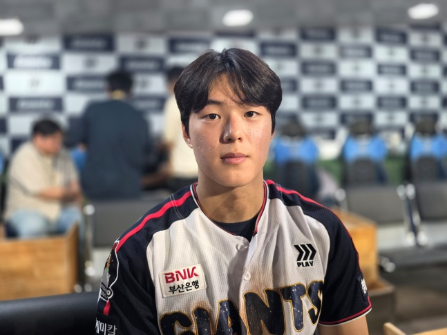롯데 한태양이 21일 부산 SSG전에서 3안타로 승리로 이끈 뒤 취재진과 인터뷰에 응했다. /사진=김동윤 기자