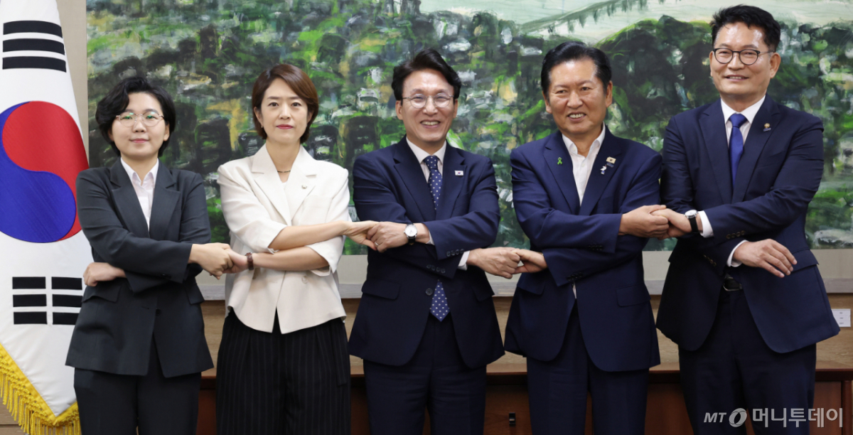 (서울=뉴스1) 오대일 기자 = 더불어민주당 당권에 도전하는 김보미(왼쪽부터)·고민정·김민석·정청래·송영길 후보가 21일 서울 중구 서울시의회에서 열린 당대표 후보자 초청 간담회에 앞서 손을 맞잡은 채 기념촬영을 하고 있다. 2026.7.21/뉴스1 Copyright © 뉴스1. All rights reserved. 무단 전재 및 재배포, AI학습 이용 금지. /사진=(서울=뉴스1) 오대일 기자