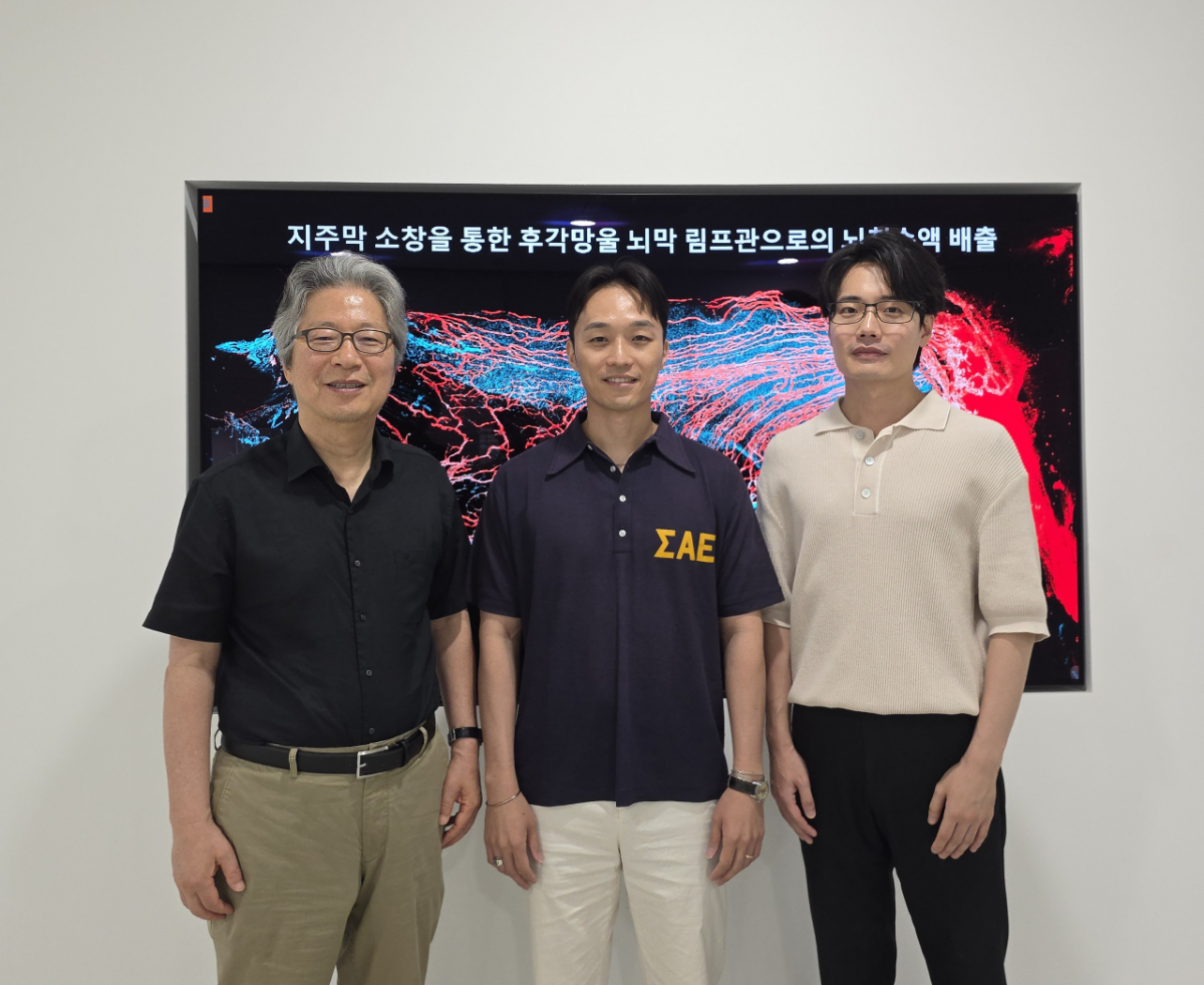 고규영 IBS 혈관 연구단 단장(왼쪽), 연구를 주도한 홍선표 연구위원(가운데), 진철화 연구원(박사과정)(오른쪽) /사진=과학기술정보통신부
