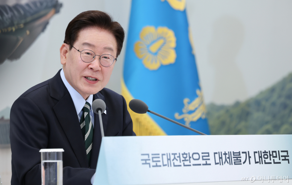 (서울=뉴스1) 이재명 기자 = 이재명 대통령이 16일 청와대 영빈관에서 열린 국토교통부, 농림축산식품부, 해양수산부 2차 업무보고에서 발언을 하고 있다. 2026.7.16/뉴스1 Copyright © 뉴스1. All rights reserved. 무단 전재 및 재배포, AI학습 이용 금지. /사진=(서울=뉴스1) 이재명 기자