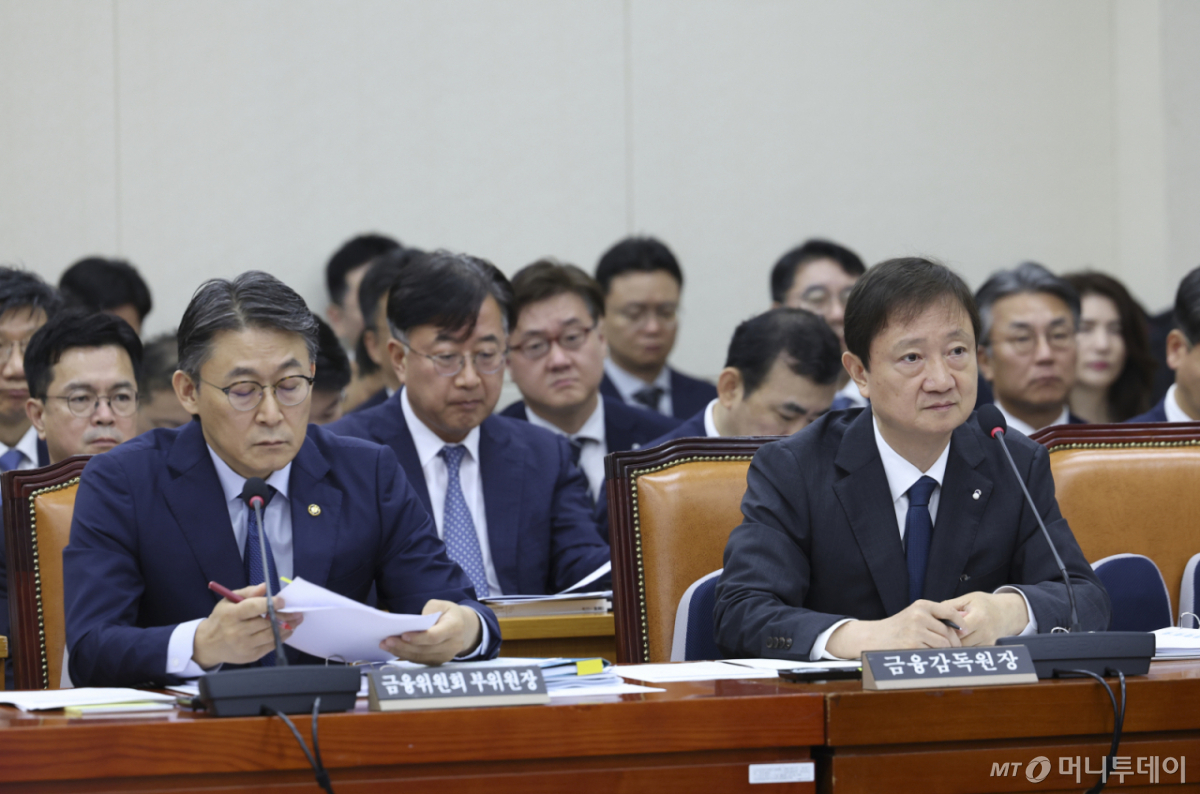 이찬진(오른쪽) 금융감독원장과 권대영 금융위원회 부위원장이 21일 오전 서울 여의도 국회에서 홈플러스 사태 국회 정무위원회 현안 질의에 참석해 있다. 2026.07.21. 사진=뉴시스