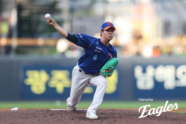 한화 이글스 투수 박준영이 21일 광주-기아 챔피언스필드에서 열린 KIA 타이거즈와 2026 신한 SOL KBO리그 방문경기에 선발 등판해 투구하고 있다. /사진=한화 이글스 제공