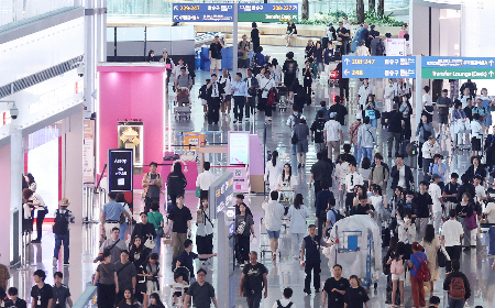 (인천공항=뉴스1) 박지혜 기자 = 7일 오후 인천국제공항 제2여객터미널 면세구역이 여객들로 북적이고 있다. 2001년 개항한 인천국제공항은 개항 25년 3개월 만에 누적여객 10억 명을 달성하며 전 세계 주요 허브공항 가운데 최단기간 기록을 세웠다. 2026.7.7/뉴스1 Copyright © 뉴스1. All rights reserved. 무단 전재 및 재배포, AI학습 이용 금지. /사진=(인천공항=뉴스1) 박지혜 기자