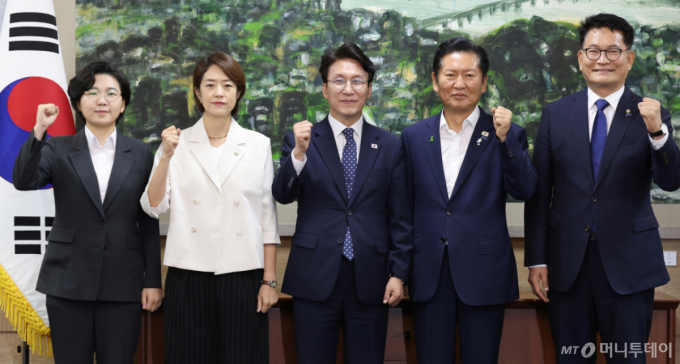 더불어민주당 당권에 도전하는 김보미(왼쪽부터)·고민정·김민석·정청래·송영길 후보가 21일 서울 중구 서울시의회에서 열린 당대표 후보자 초청 간담회에 앞서 나란히 기념촬영을 하고 있다. /사진=뉴스1
