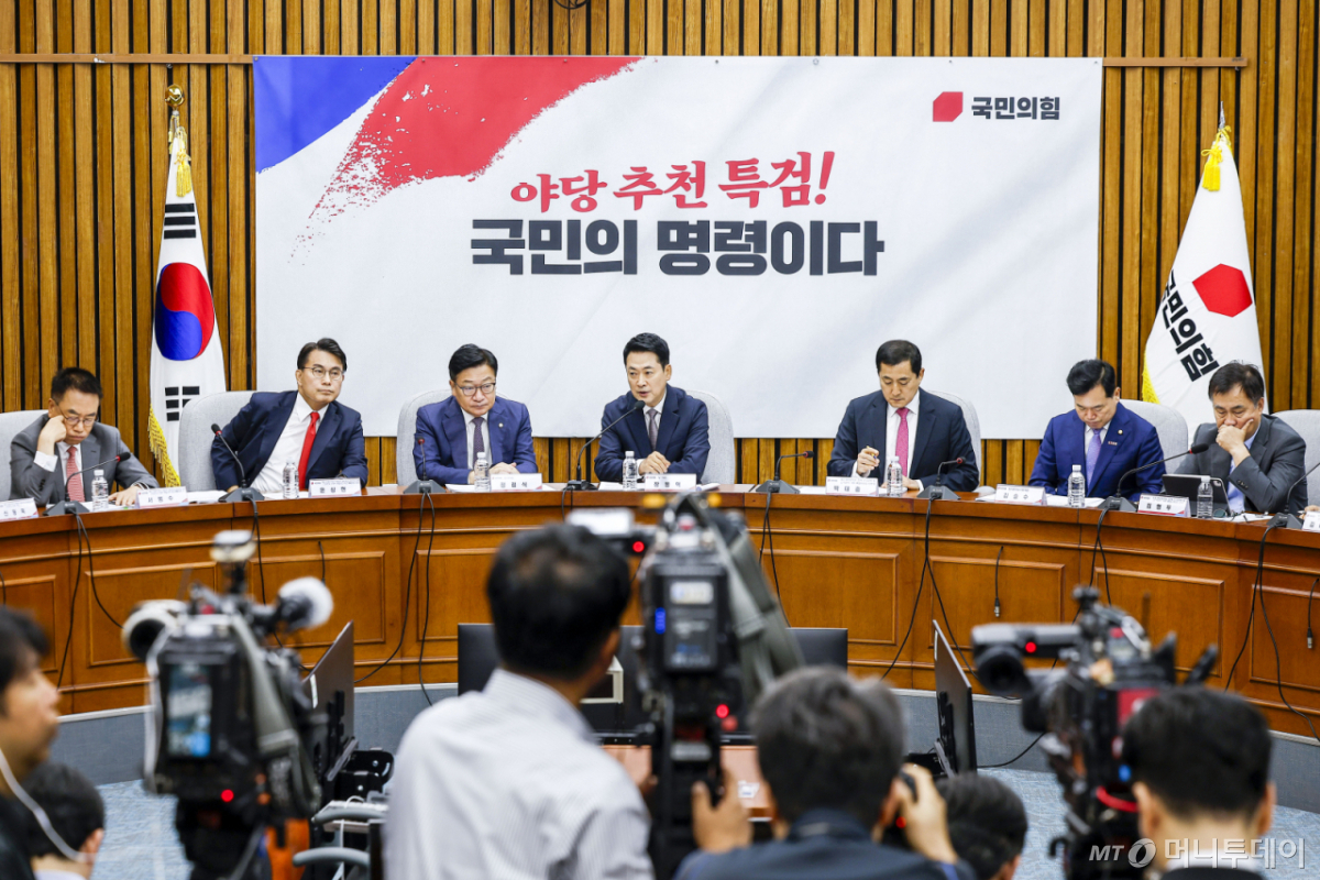 [서울=뉴시스] 정병혁 기자 = 장동혁 국민의힘 대표가 21일 서울 여의도 국회에서 열린 '제9회 전국동시지방선거 투표용지 부족사태 등 국민참정권 침해 진상규명 및 선거관리 개혁을 위한 국정조사특별위원회' 및 '6.3 국민참정권 침해 진상규명 및 선거관리 개혁 특별위원회' 연석회의에서 발언을 하고 있다. 2026.07.21. jhope@newsis.com /사진=정병혁