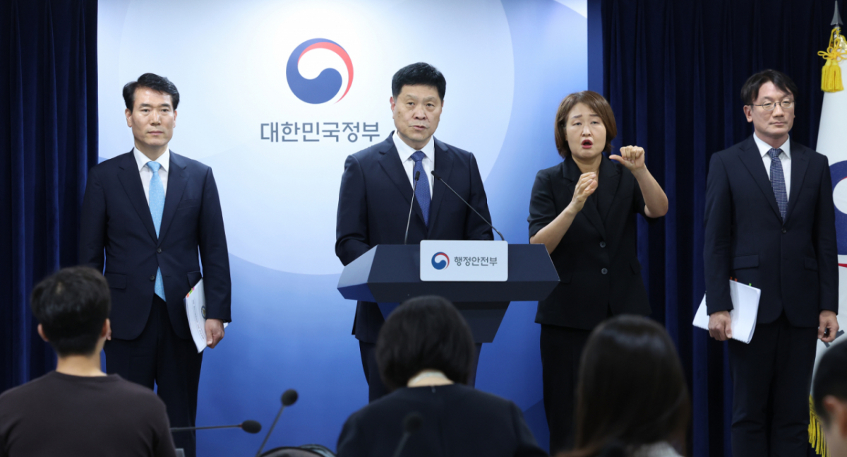 김영수 행정안전부 의정관(가운데), 이인구 국방부 인사기획관(오른쪽 첫번째), 김병찬 경찰청 경무인사기획관이 21일 오후 서울 종로구 정부서울청사에서 반헌법적 행위, 간첩조작사건 관련자 등 부적절한 정부포상 대대적 취소 관련 합동 브리핑을 하고 있다. /사진=뉴시스 /사진=조수정
