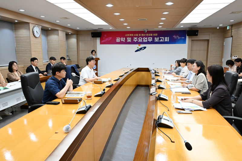 이민근 안산시장(가운데 왼쪽)이 지난 20일 시청 상황실에서 민선9기 공약 및 주요업무 보고회를 주재하고 있다./사진제공=안산시