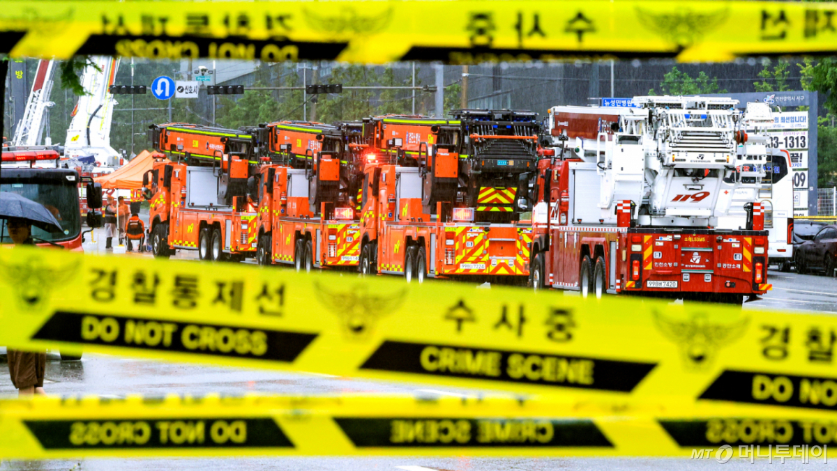 (인천=뉴스1) 이호윤 기자 = 21일 인천 서해구 석남동 쿠팡32물류센터 화재 현장 출입이 통제되고 있다. 소방당국은 이날 오후 대응 단계를 1단계로 하향 조정했다. 2026.7.21/뉴스1 Copyright © 뉴스1. All rights reserved. 무단 전재 및 재배포, AI학습 이용 금지. /사진=(인천=뉴스1) 이호윤 기자