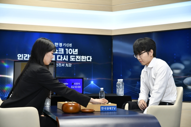 신진서 9단(오른쪽)과 AI 카타고의 대리 착수자로 나선 이단비 초단이 21일 서울 중구 한국경제TV 스튜디오에서 열린 '쎈수학ㆍ한경 기신전' 3국을 펼치고 있다. /사진=한국기원 제공