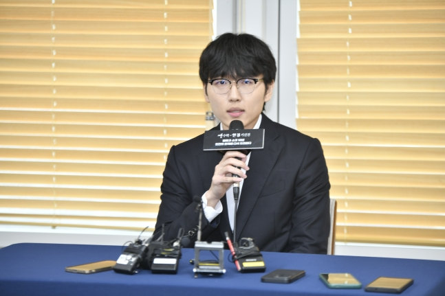 신진서 9단이 21일 서울 중구 한국경제TV 스튜디오에서 열린 '쎈수학ㆍ한경 기신전' 3국에서 AI 카타고를 상대로 승리한 뒤 기자회견에서 질문에 답하고 있다. /사진=한국기원 제공