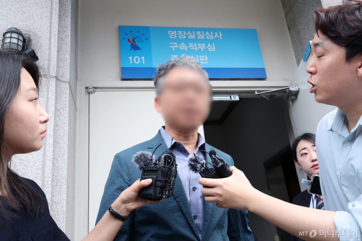 (광주=뉴스1) 조수민 기자 = 여고생 살해범 장윤기 사건의 초동 수사 축소·은폐 의혹을 받는 박 모 경정(광주 광산경찰서 전 형사과장)이 21일 오전 구속 전 피의자 심문(영장실질심사)을 받기 위해 광주지방법원에 들어서기 전 취재진 질문에 답변하고 있다. 2026.7.21/뉴스1 Copyright © 뉴스1. All rights reserved. 무단 전재 및 재배포, AI학습 이용 금지. /사진=(광주=뉴스1) 조수민 기자