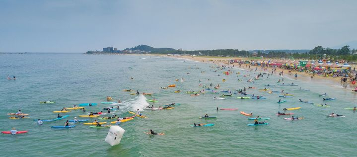 지난 19일 강원 고성군 한 해변에서 파도에 휩쓸린 중학생을 구한 뒤 홀연히 현장을 떠난 '이름 모를 시민'의 정체가 현역 육군 하사로 확인됐다. 사진은 강원 고성군 한 해수욕장./사진=고성군 제공