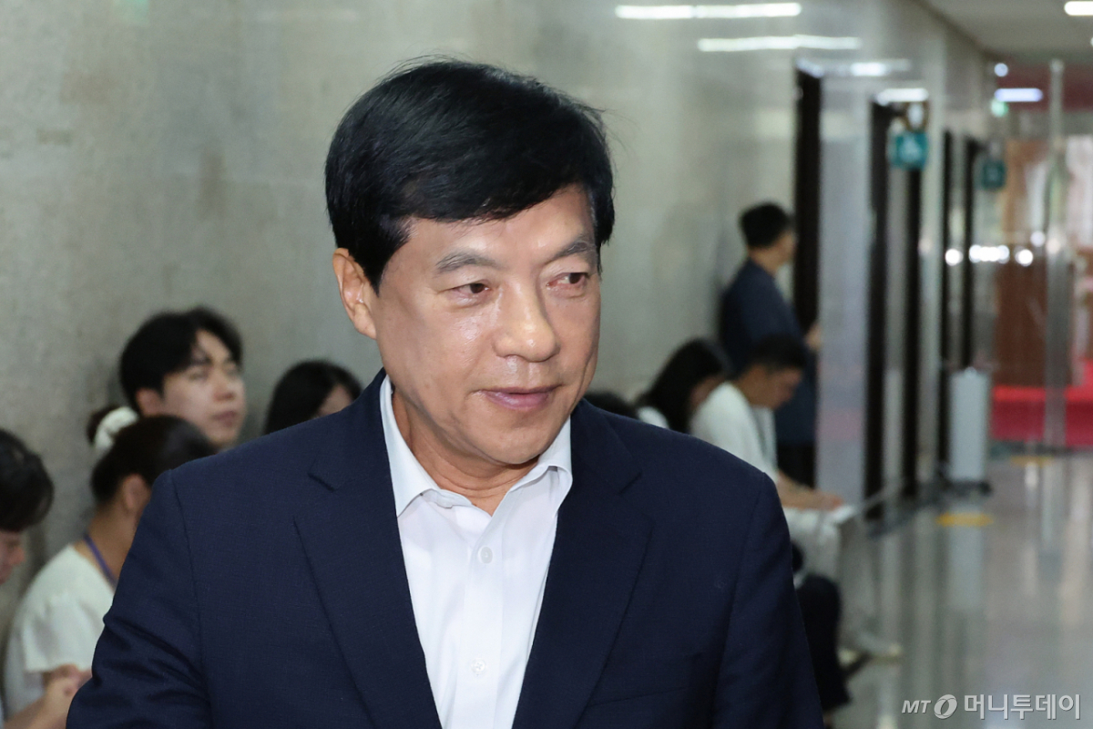 (서울=뉴스1) 신웅수 기자 = 이성윤 더불어민주당 최고위원이 14일 서울 여의도 국회에서 열린 비공개 최고위원회에 참석하고 있다. 2026.7.14/뉴스1 Copyright © 뉴스1. All rights reserved. 무단 전재 및 재배포, AI학습 이용 금지. /사진=(서울=뉴스1) 신웅수 기자