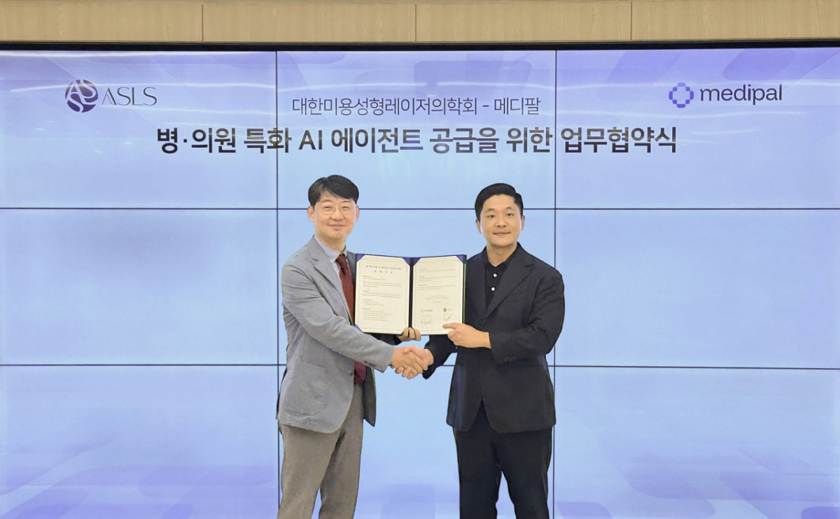 왼쪽부터 이민호 대한미용성형레이저의학회 회장, 강종일 메디팔 대표/사진제공=메디팥