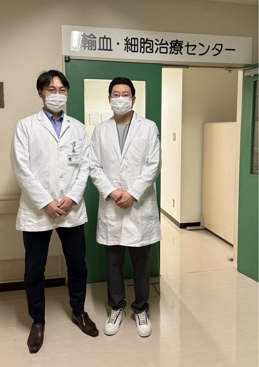 류이치 오카모토 일본 과학도쿄대학(IST) 교수(왼쪽)와 이경진 오가노이드사이언스 최고기술책임자(CTO)가 일본 IST 병원내 수혈·세포치료센터(Transfusion&Cell Therapy Center)에서 사진 촬영을 하고 있다./사진제공=오가노이드사이언스