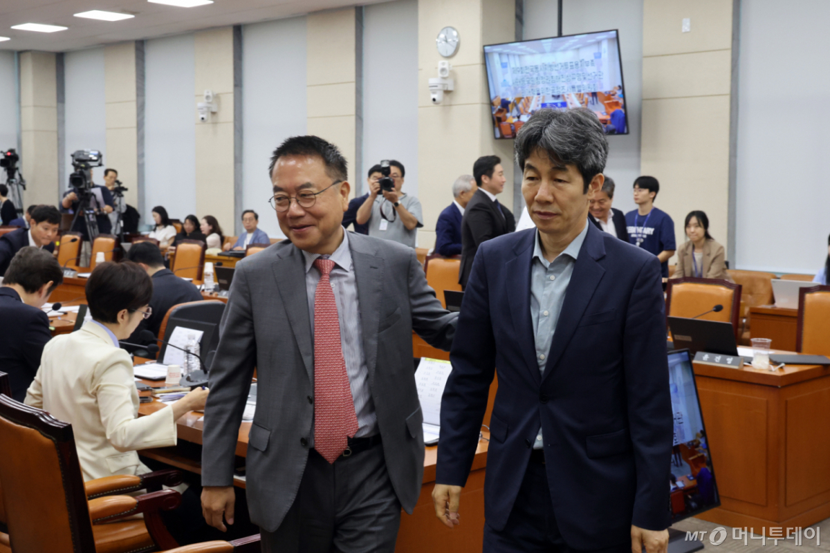 (서울=뉴스1) 황기선 기자 = 국회 국조특위 여야 간사인 윤건영, 서범수 의원이 22일 서울 여의도 국회에서 열린 제9회 전국동시 지방선거 투표용지 부족사태 등 국민참정권 침해 진상규명 및 선거관리 개혁을 위한 국정조사특별위원회 제6차 전체회의 제2차 청문회에서 정회 후 함께 회의장을 나서고 있다. 2026.7.22/뉴스1 Copyright © 뉴스1. All rights reserved. 무단 전재 및 재배포, AI학습 이용 금지. /사진=(서울=뉴스1) 황기선 기자
