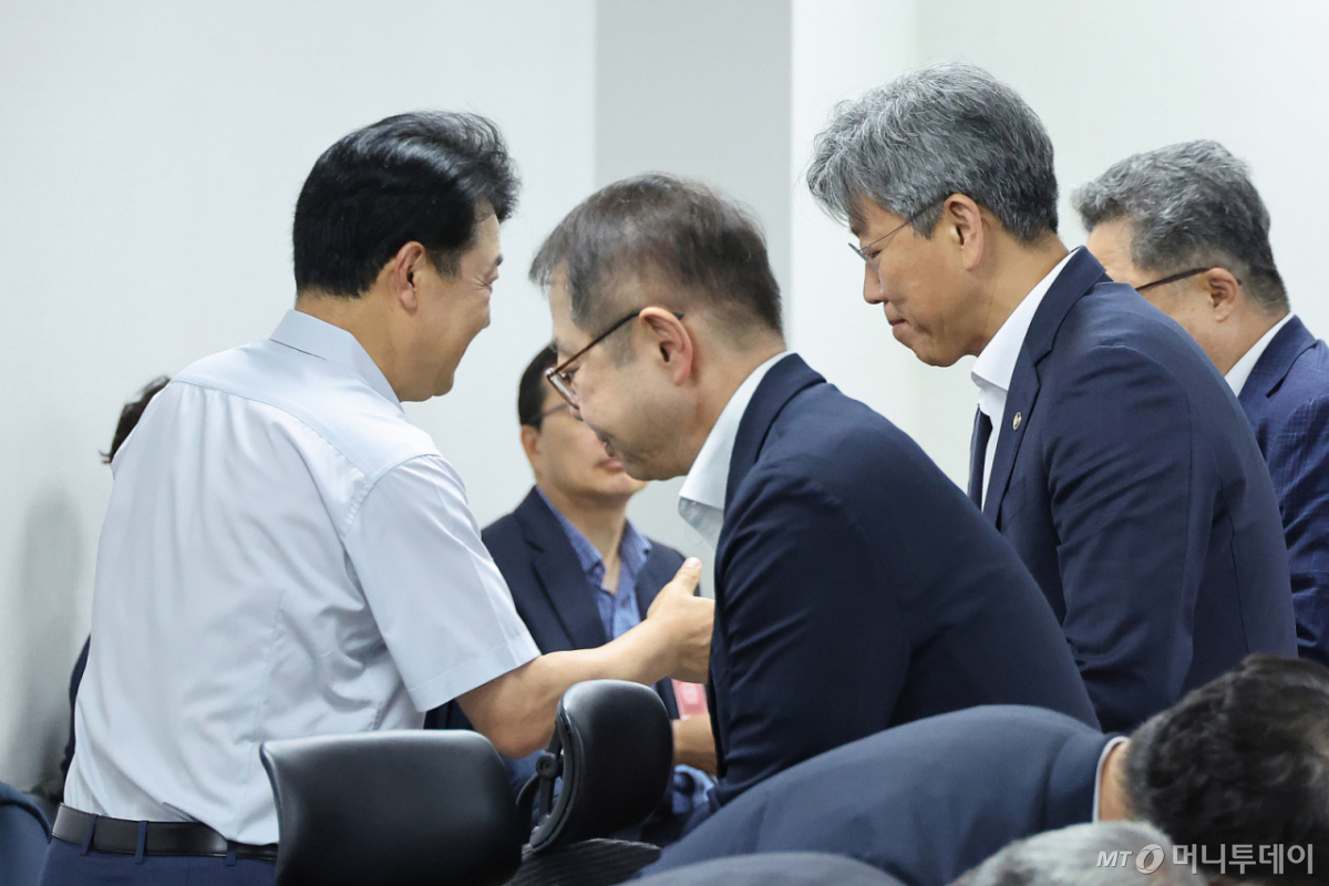 (서울=뉴스1) 신웅수 기자 = 복기왕 더불어민주당 의원과 김이탁 국토교통부 1차관이 22일 서울 여의도 국회 의원회관에서 열린 국토교통위원회 당정에서 인사하고 있다. 2026.7.22/뉴스1 Copyright © 뉴스1. All rights reserved. 무단 전재 및 재배포, AI학습 이용 금지. /사진=(서울=뉴스1) 신웅수 기자