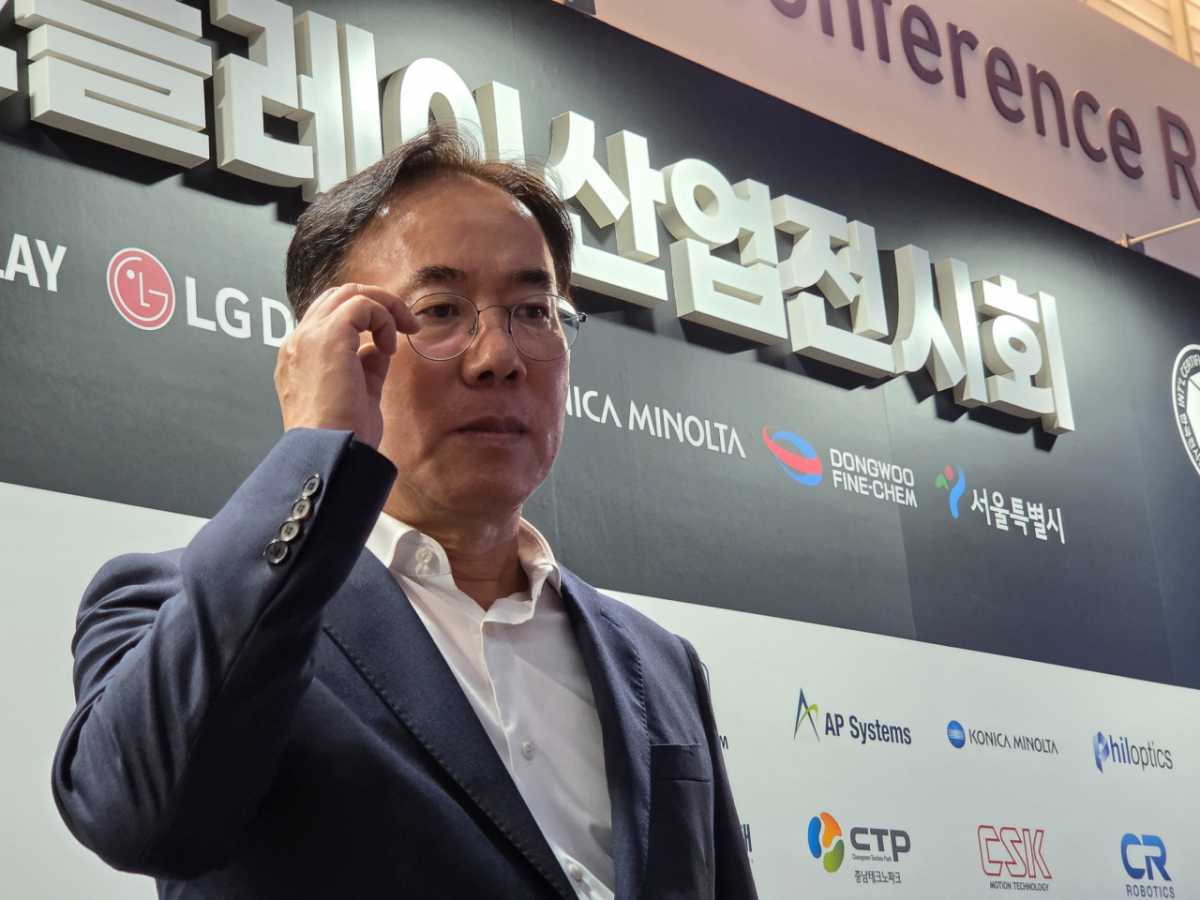 정철동 LG디스플레이 사장이 22일 서울 강남구 코엑스에서 열린 'K-디스플레이 2026'에서 취재진의 질문에 답하고 있다./사진=최지은 기자