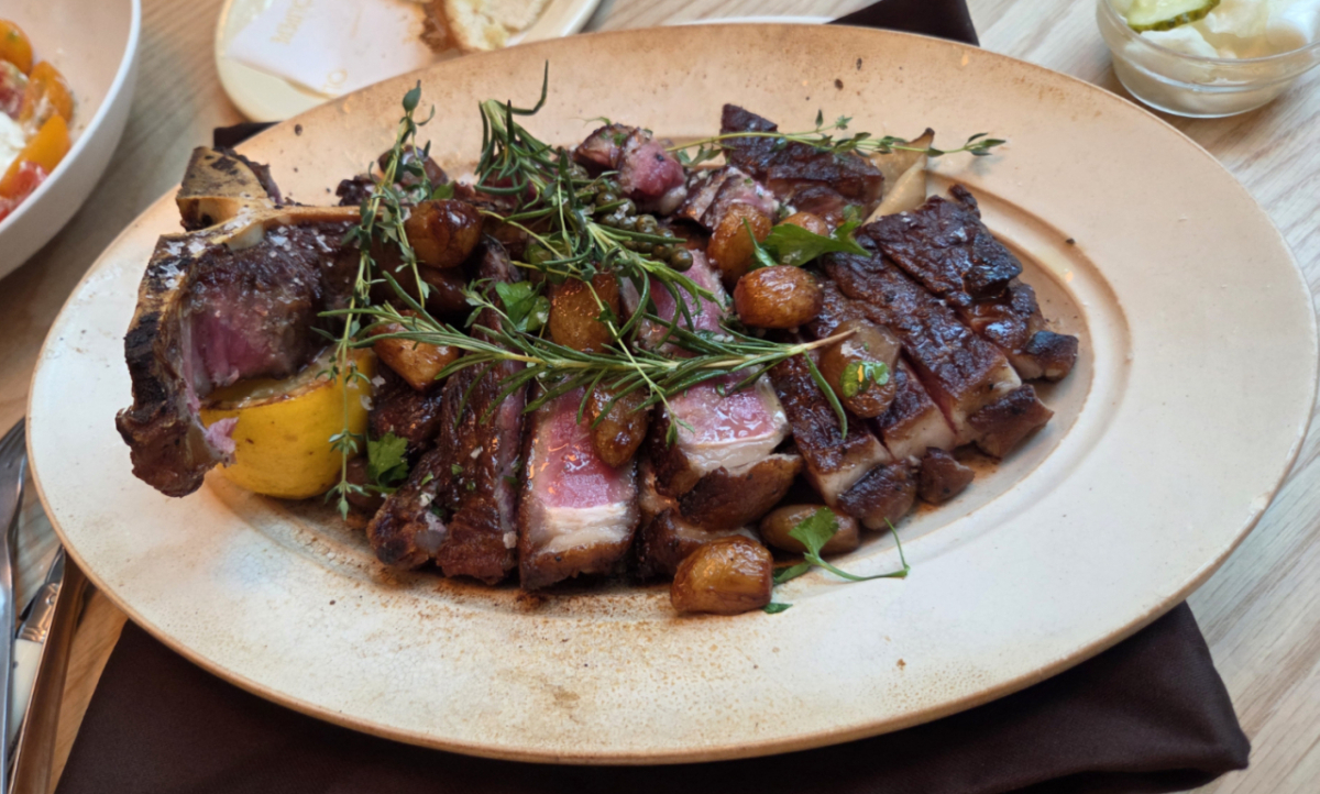 22일 현재 올리페페 강남점에서만 맛볼 수 있는 피렌체식 스테이크 '비스테카 알라 피오렌티나'. 허브와 통레몬이 들어있다. /사진=차현아 기자