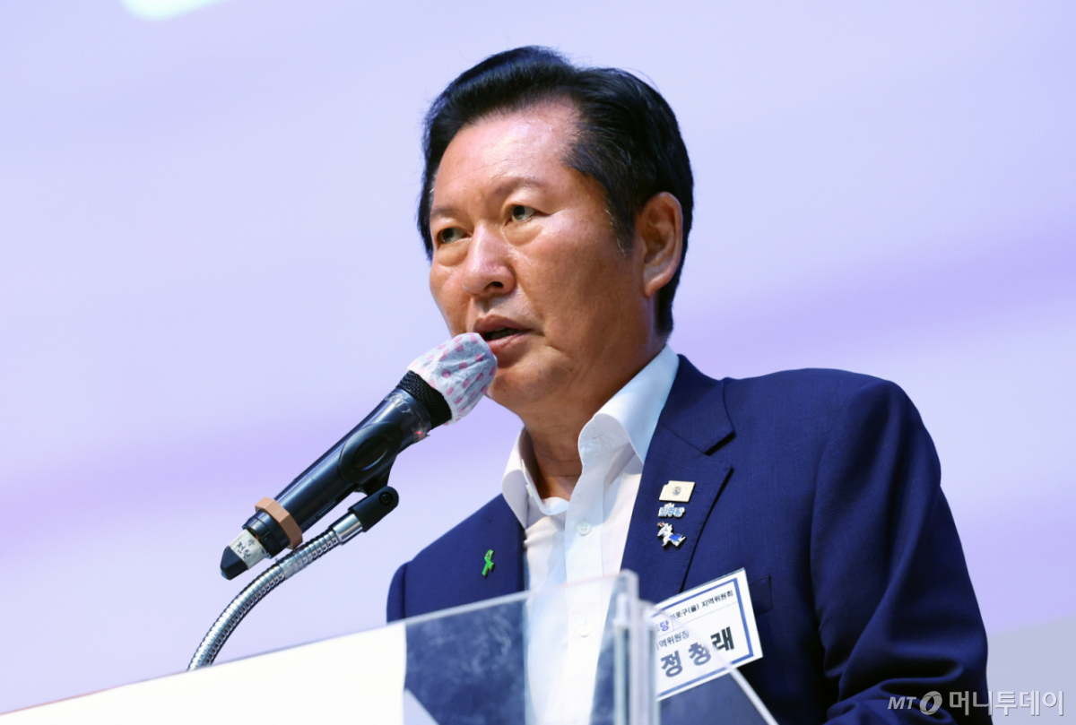 더불어민주당 당권 주자인 정청래 전 대표가 18일 서울 마포구청 대강당에서 열린 서울마포을 정기지역당원대회에서 발언하고 있다./사진=뉴시스