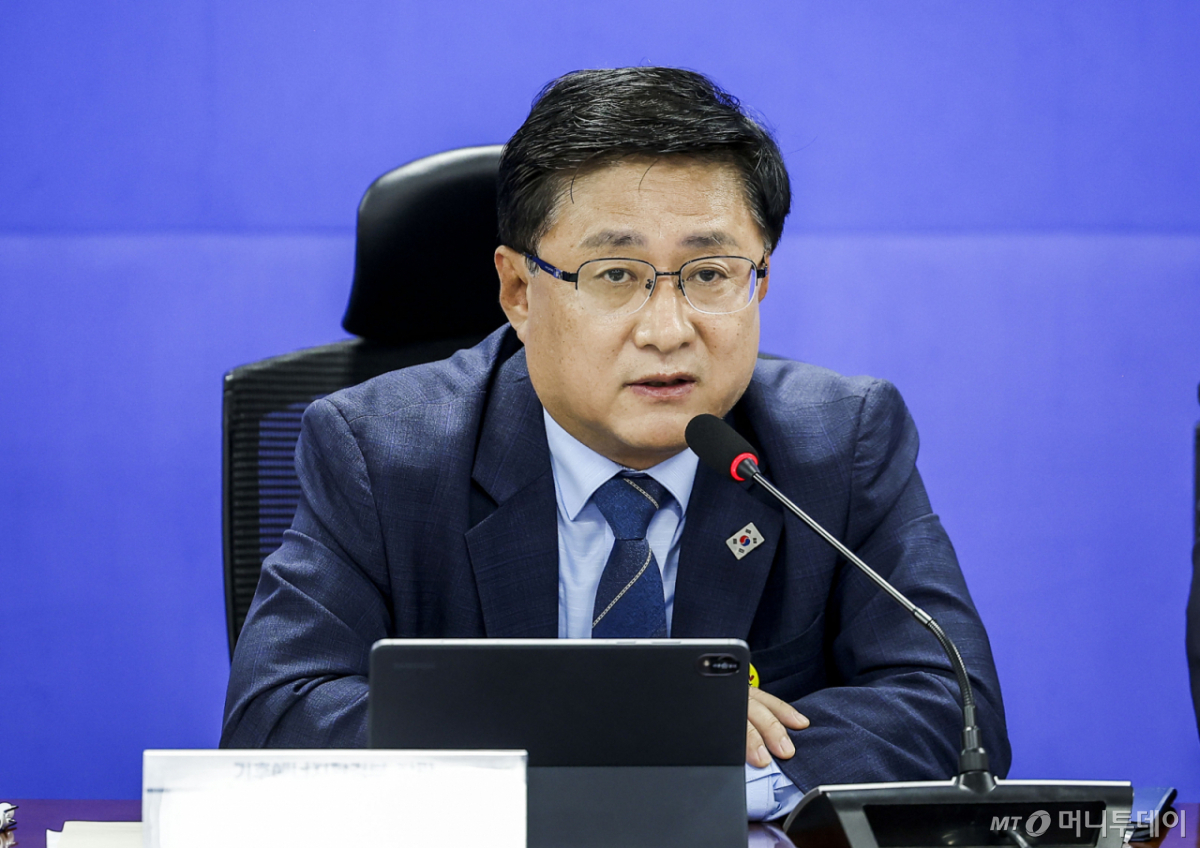 [서울=뉴시스] 정병혁 기자 = 김성환 기후에너지환경부 장관이 13일 서울 여의도 국회 의원회관에서 열린 2026 하반기 경제성장전략 당정협의에서 발언하고 있다. 2026.07.13. jhope@newsis.com /사진=정병혁