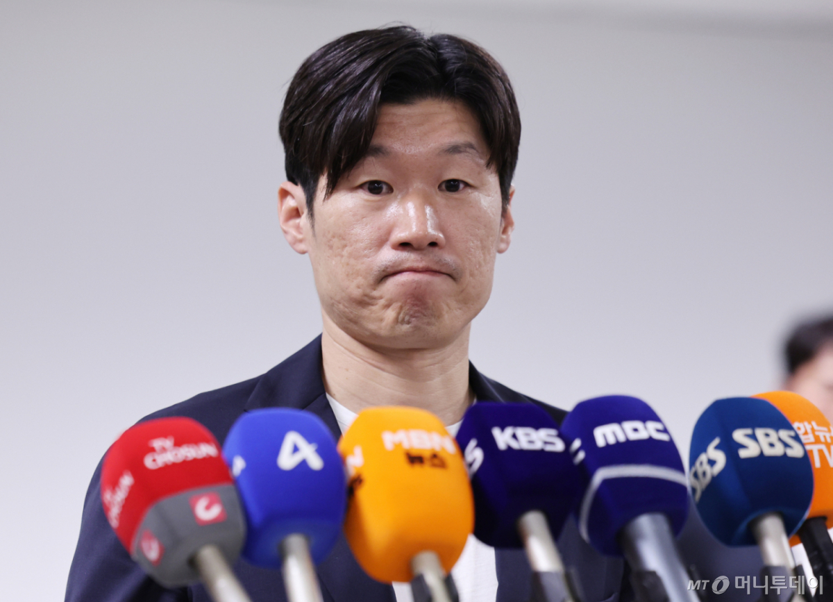 박지성·이영표를 향해 '뭘 안다고 K-축구 혁신위원회를 하냐'고 비판한 서강일 전북특별자치도축구협회장(64)이 논란에도 기존 입장을 고수했다. /사진=뉴스1