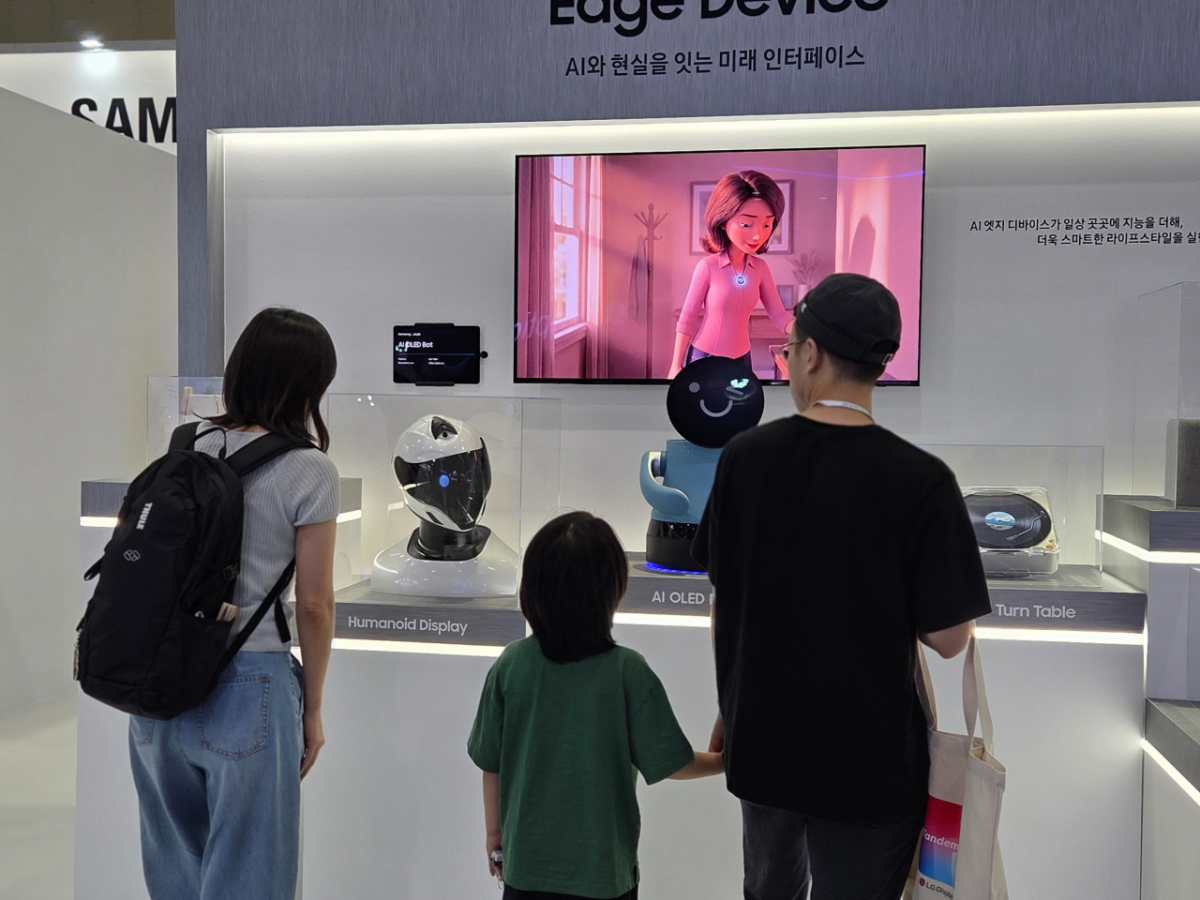 삼성디스플레이가 22일 서울 강남구 코엑스에서 열린 'K-디스플레이 2026'에서 공개한 6.9인치 휴머노이드 디스플레이를 관람객들이 살펴보고 있다./사진=김아영 기자