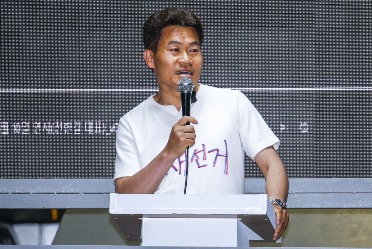 유튜버 전한길씨가 6월10일 서울 송파구 올림픽공원 장미광장 앞에서 열린 자유와혁신 6.3 부정선거 대국민 보고대회에서 발언하고 있다./사진=뉴시스.