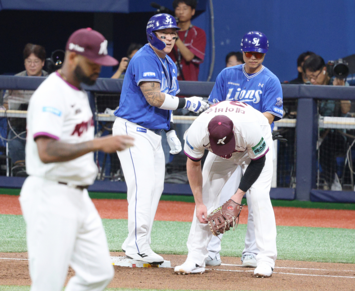 2026 신한 SOL KBO리그 키움 히어로즈 대 삼성 라이온즈 경기가 22일 서울 고척스카이돔에서 열렸다.  삼성 최형우가 2회초 무사에서 중전 안타로 출루한 후 코치의 환영을 받고 있다. 최형우는 이 안타로 5시즌 연속 100안타 달성했다. /사진=김진경 kim.jinkyung@