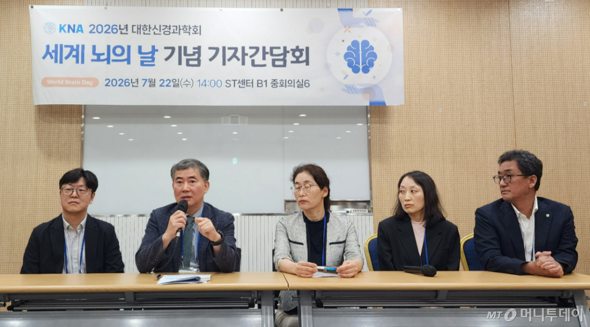 22일 대한신경과학회가 개최한 기자간담회에서 서대원 이사장(왼쪽 2번째, 삼성서울병원 신경과 교수)은 "초고령사회에서 뇌질환은 일부 환자만의 문제가 아니라 국가가 함께 해결해야 할 핵심 보건의료 과제"라며 "치료기술의 발전만큼이나 치료 접근성과 필수의료 체계를 갖추는 게 중요하다"고 강조했다. /사진=정심교 기자