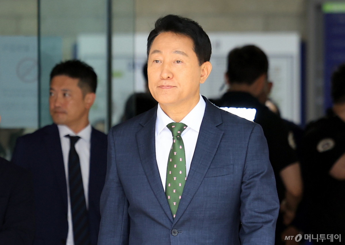 (서울=뉴스1) 이호윤 기자 = 오세훈 서울시장이 22일 서울 서초구 서울중앙지방법원에서 열린 정치자금법위반 혐의 1심 선고를 마치고 법원을 나서고 있다. 오 시장은 지난 2021년 서울시장 재보궐선거를 앞두고 정치 브로커 명태균 씨에게 총 10차례에 걸쳐 여론조사 결과를 제공받고 후원자 김 씨에게 3300만 원 상당의 비용을 대납하도록 한 혐의로 1심 벌금 1000만 원을 선고 받았다. 2026.7.22/뉴스1 Copyright © 뉴스1. All rights reserved. 무단 전재 및 재배포, AI학습 이용 금지. /사진=(서울=뉴스1) 이호윤 기자