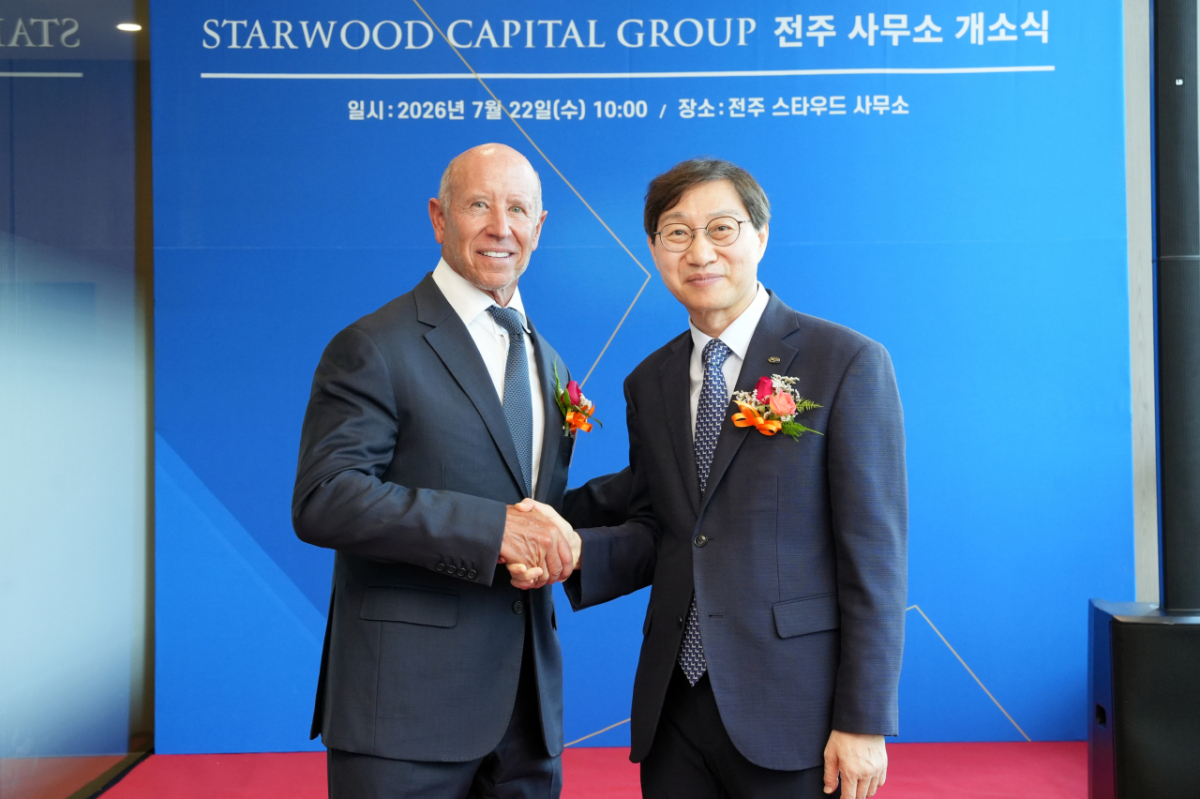김성주(오른쪽) 국민연금공단 이사장이 22일 오전 전북특별자치도 전주시 만성동에서 열린 스타우드 전주 연락사무소 개소식에 참석해 배리 스턴리흐트 스타우드 창업주 겸 회장과 기념사진을 촬영했다. /사진=국민연금
