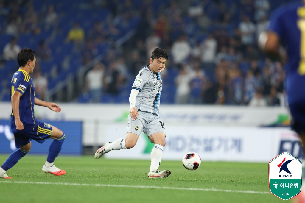 인천 유나이티드 서재민이 21일 울산문수축구경기장에서 열린 울산 HD전에서 볼 경합을 펼치고 있다. /사진=한국프로축구연맹 제공