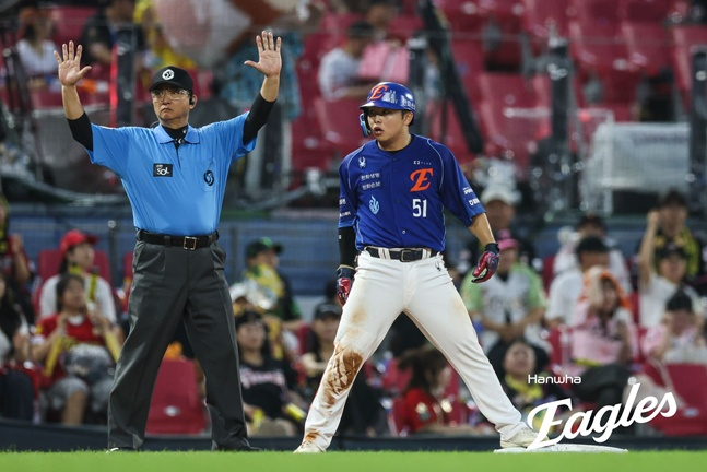 한화 이글스 문현빈(오른쪽)이 22일 광주-기아 챔피언스필드에서 열린 KIA 타이거즈와 2026 신한 SOL KBO리그 방문경기에서 안타를 날린 뒤 후속 타자들의 안타로 3루를 밟고 있다. /사진=한화 이글스 제공