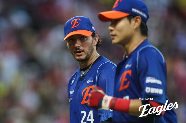 한화 이글스 오웬 화이트(왼쪽)가 22일 광주-기아 챔피언스필드에서 열린 KIA 타이거즈와 2026 신한 SOL KBO리그 방문경기에서 선발 등판해 이닝을 마친 뒤 안정적인 수비를 펼친 심우준을 바라보고 있다. /사진=한화 이글스 제공