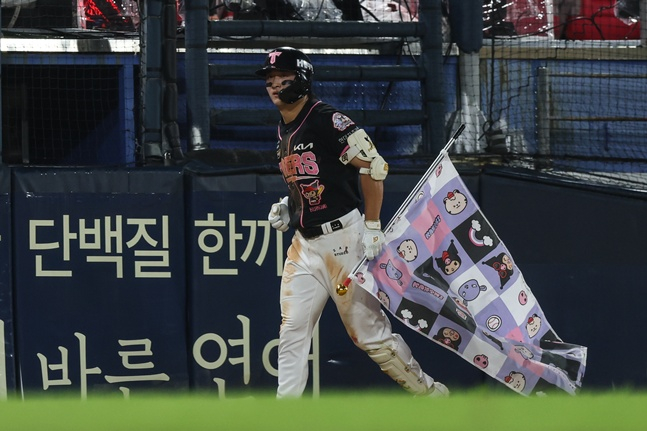 KIA 타이거즈 윤도현이 22일 광주-기아 챔피언스필드에서 열리는 한화 이글스와 2026 신한 SOL KBO리그 홈경기에서 8회말 솔로 홈런을 터뜨리고 세리머니를 하고 있다. /사진=KIA 타이거즈 제공