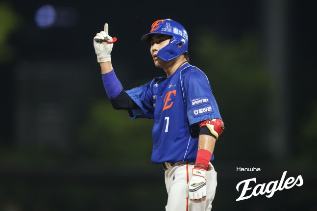 한화 이글스 심우준이 22일 광주-기아 챔피언스필드에서 열리는 KIA 타이거즈와 2026 신한 SOL KBO리그 방문경기에 1번 타자 유격수로 선발 출전해 적시타를 날린 뒤 세리머니를 하고 있다. /사진=한화 이글스 제공