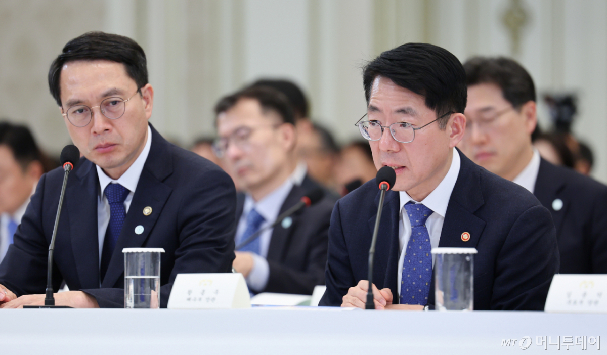 황종우 해양수산부 장관이 16일 청와대 영빈관에서 열린 국토교통부, 농림축산식품부, 해양수산부 2차 업무보고에서 보고를 하고 있다. /사진=뉴스1