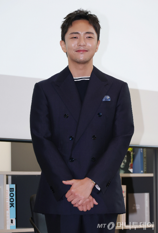박천휴 작가가 지난해 뮤지컬 '어쩌면 해피엔딩' 제78회 토니상 6관왕 기념 기자 간담회에 참석해 포즈를 취하고 있다. / /사진=이동훈 photoguy@