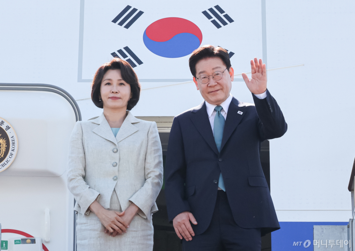 (성남=뉴스1) 허경 기자 = G7 정상회의 참석차 유럽 순방 일정에 나선 이재명 대통령과 김혜경 여사가 9일 경기 성남 서울공항을 통해 출국하며 인사하고 있다. Copyright © 뉴스1. All rights reserved. 무단 전재 및 재배포, AI학습 이용 금지. /사진=(성남=뉴스1) 허경 기자