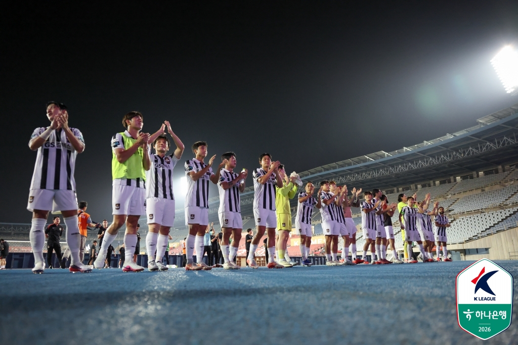 승리 후 팬들에게 인사하는 FC서울 선수들. /사진=한국프로축구연맹 제공
