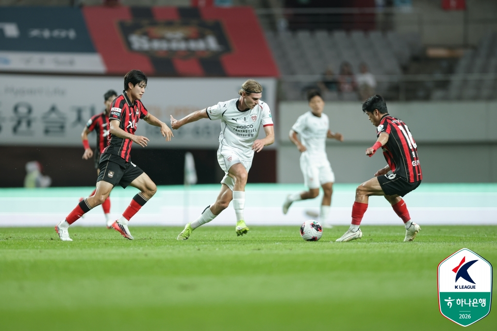 경기에 집중한 트란지스카(가운데). /사진=한국프로축구연맹 제공