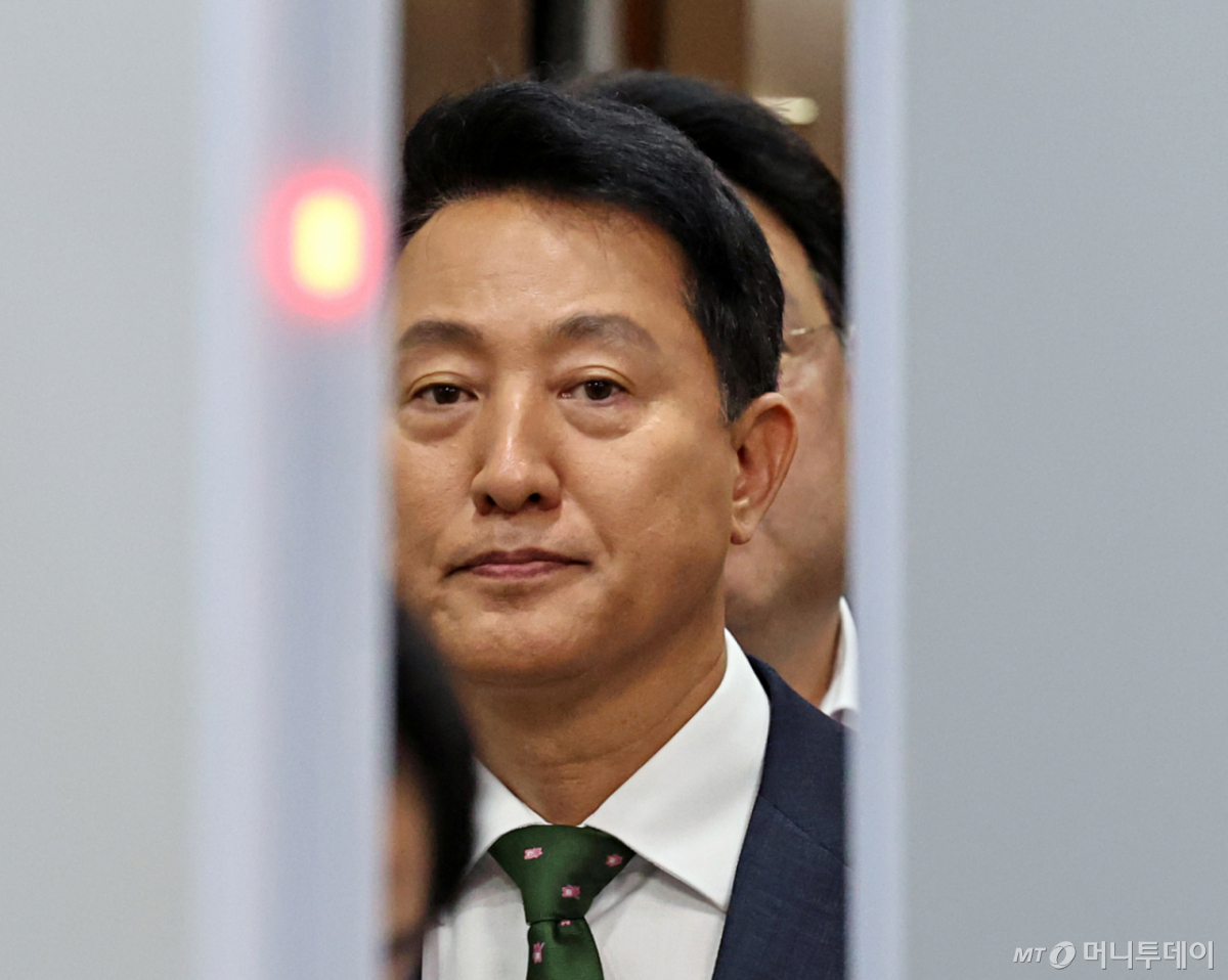 (서울=뉴스1) 이호윤 기자 = 오세훈 서울시장이 22일 서울 서초구 서울중앙지방법원에서 열린 정치자금법위반 혐의 1심 선고를 마치고 법원을 나서고 있다. 오 시장은 지난 2021년 서울시장 재보궐선거를 앞두고 정치 브로커 명태균 씨에게 총 10차례에 걸쳐 여론조사 결과를 제공받고 후원자 김 씨에게 3300만 원 상당의 비용을 대납하도록 한 혐의로 1심 벌금 1000만 원을 선고 받았다. (공동취재) 2026.7.22/뉴스1 Copyright © 뉴스1. All rights reserved. 무단 전재 및 재배포, AI학습 이용 금지. /사진=(서울=뉴스1) 이호윤 기자