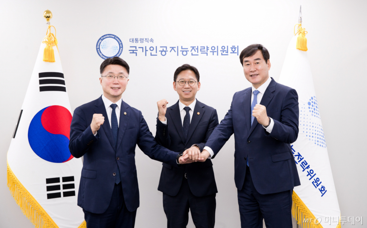 류제명 과학기술정보통신부 제2차관(왼쪽부터), 배경훈 부총리 겸 과학기술정보통신부 장관, 김창섭 국가정보원 제3차장이 5월 28일 서울 중구 서울스퀘어 국가인공지능전략위원회에서 국내 첫 '보안취약점 상시 신고조치제' 시범사업 추진 관련 세리머니를 하고 있다./사진 제공=과학기술정보통신부