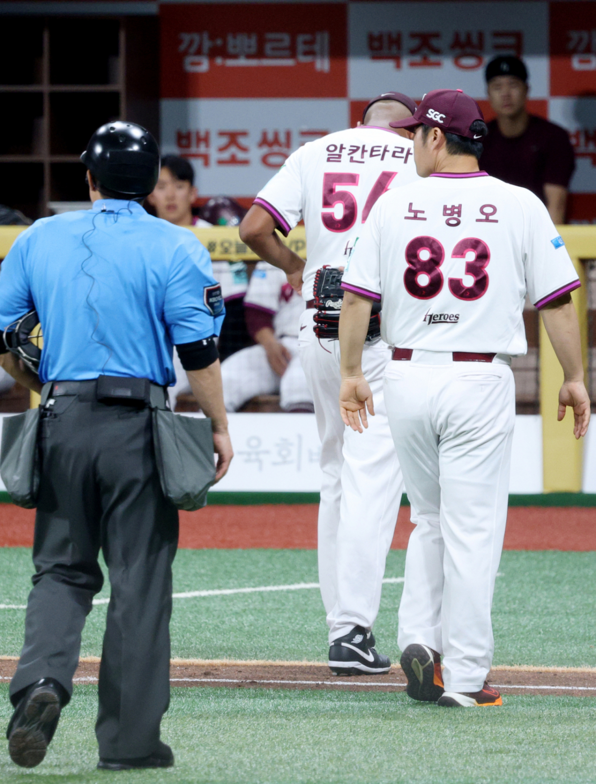 2026 신한 SOL KBO리그 키움 히어로즈 대 삼성 라이온즈 경기가 22일 서울 고척스카이돔에서 열렸다. 키움 선발 알칸타라가 5회초 무사에서 삼성 이재현을 몸에 맞는 볼로 내보내고 몸에 이상을 느낀 후 교체되고 있다. /사진=김진경 kim.jinkyung@