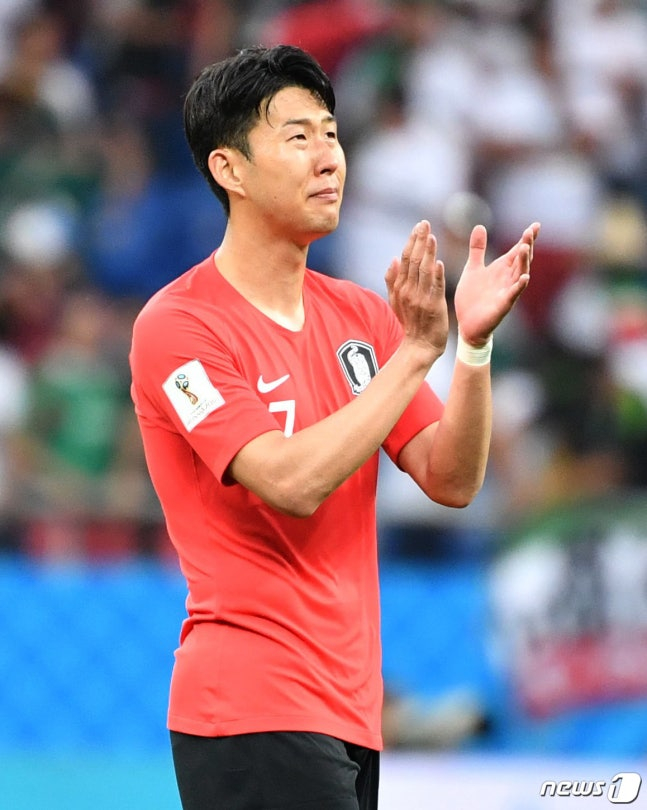 축구대표팀 에이스 손흥민이 지난 2018년 6월 러시아 로스토프 아레나에서 열린 2018 러시아월드컵 F조 2차전 대한민국과 멕시코의 경기에서 1-2로 패한 뒤 눈물을 흘리고 있다. /사진=뉴스1