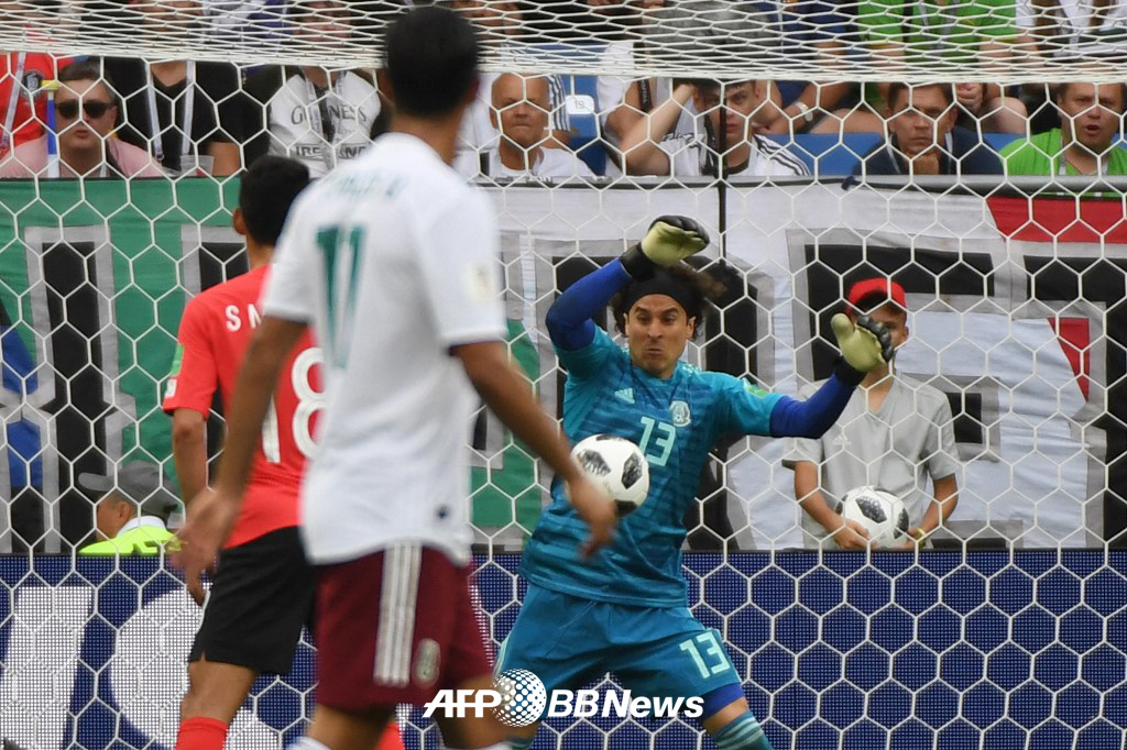 지난 2018 FIFA 러시아 월드컵 당시 한국전에서 선방쇼를 펼쳤던 기예르모 오초아 골키퍼. /AFPBBNews=뉴스1